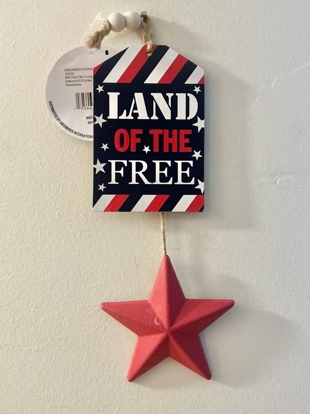 “LAND OF THE FREE” Americana Wooden Tag Sign Star Deco (NWT) * SLIGHT FLAW
